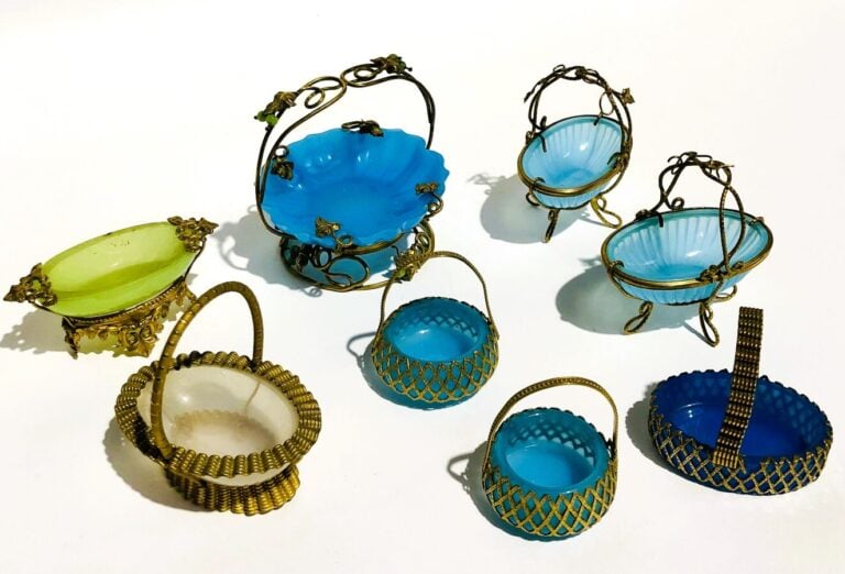 Lot de 8 paniers en opaline : six en opaline bleue, un en opaline blanche et un…