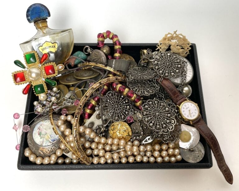 Lot de BIJOUX FANTAISIE, montres, flacon Shalimar, boutons... - - Lot à retirer…