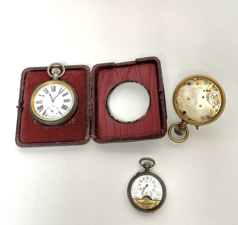 Lot de deux MONTRES de table et une montre de poche "8 days" (accidents, manque…