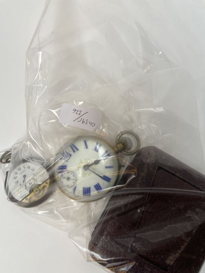 Lot de deux MONTRES de table et une montre de poche "8 days" (accidents, manque…