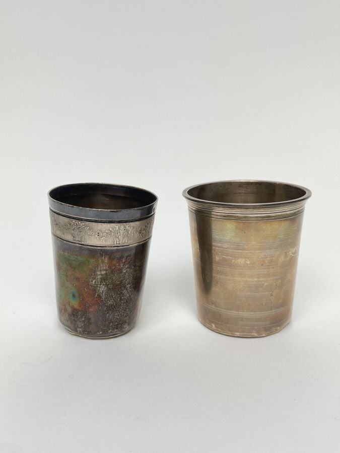 Lot de deux TIMBALES droites en argent 950(‰) : l'une à bandeau fleuri, monogra…