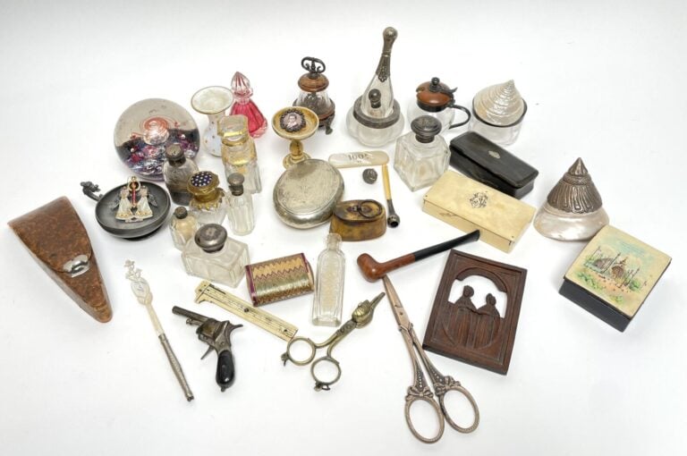 LOT de flacons à sels, pipe, mouchettes, fume-cigarette, petit vase en verre op…