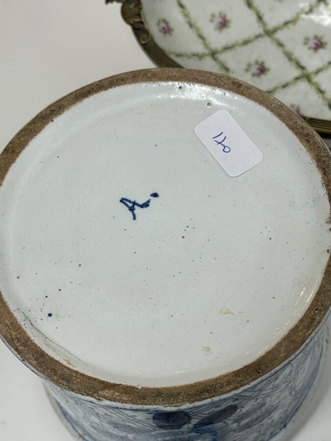 LOT de porcelaines et faïences comprenant : boîte Delft, sujet , boîte, coupe..…