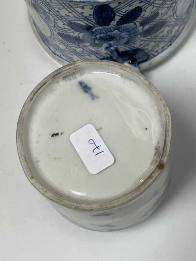 LOT de porcelaines et faïences comprenant : boîte Delft, sujet , boîte, coupe..…