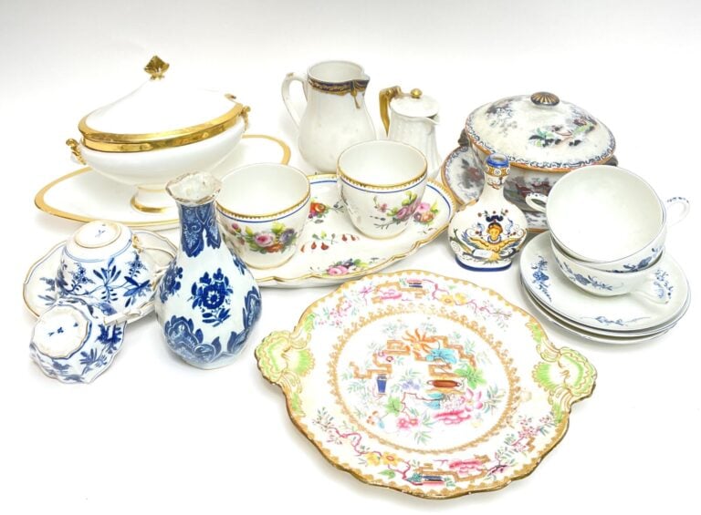 LOT de porcelaines et faïences comprenant : saucière, pots à crème, bouillon ,…