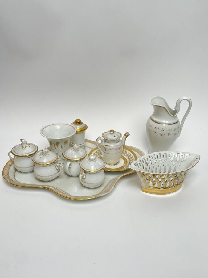 LOT de porcelaines et faïences comprenant : saucière, pots à crème, bouillon ,…
