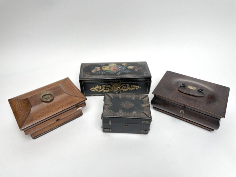 Lot de quatre COFFRETS dont coffret peint en bois noirci à décor de fleurs - -…