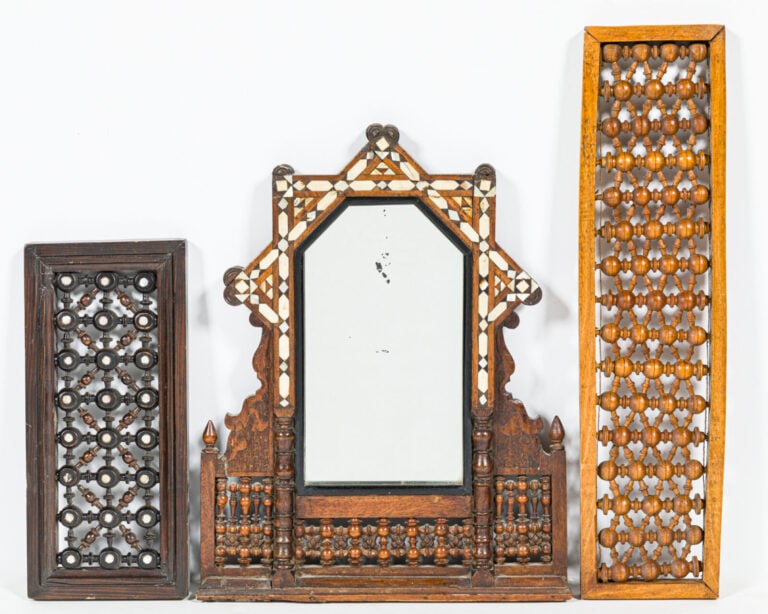 Lot de quatre MIROIRS orientaux à décors incrustés de nacre et un à décor flora…