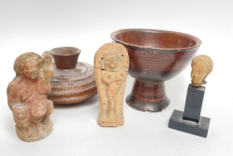 Lot de TERRES CUITES comprenant : vase, coupe, tête, deux sujets (nombreux acci…