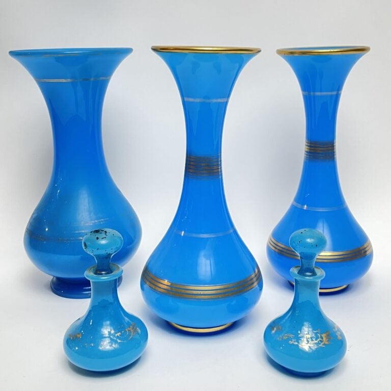 LOT de trois vases à col évasé en verre opalin bleu à filets dorés (usures) ; o…