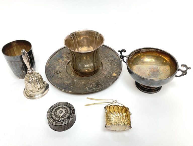 LOT en argent (950 ‰) comprenant : Timbale rainurée (Poids : 86 g) , boîte rond…