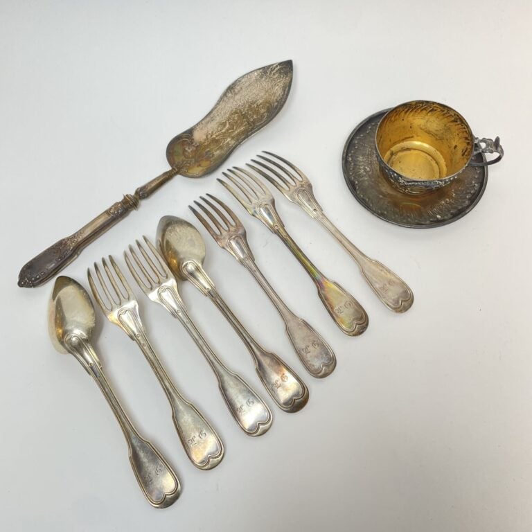 LOT en argent comprenant : - - 5 fourchettes et 2 cuillères en argent modèle fi…