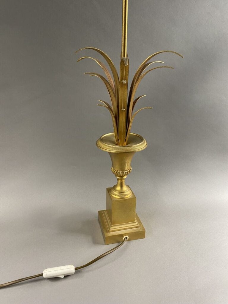 Maison CHARLES, dans le goût de - Lampe "Médicis" en métal doré - Vers 1970 - H…