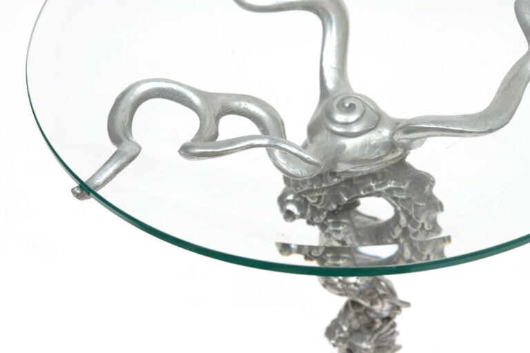 Mark BRAZIER-JONES (Né en 1956) - Guéridon sinisant en bronze argenté, plateau…
