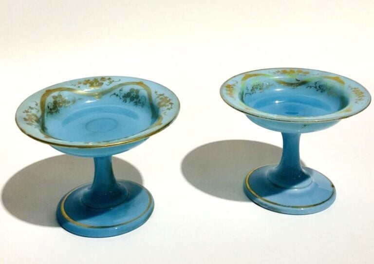 Paire de flacons boules plats en opaline savonneuse a decor de myosotis (use),…