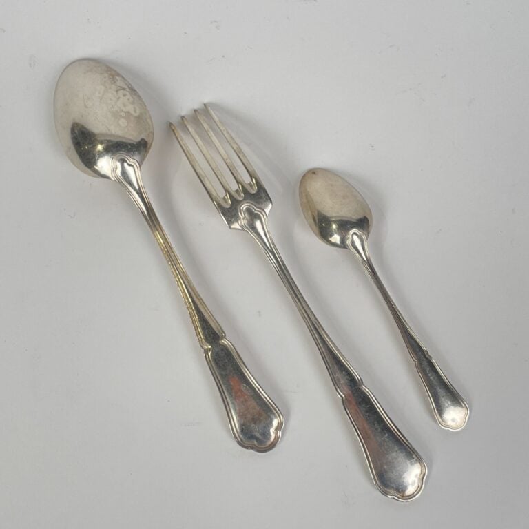 Partie de ménagère en métal argenté comprenant : 12 grandes fourchettes et 12 g…