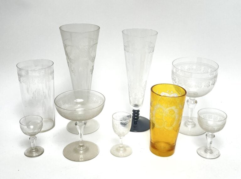 Partie de SERVICES DE VERRES en cristal gravé comprenant et monogrammé comprena…