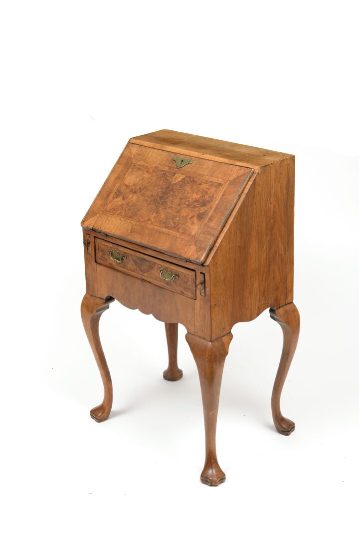 Petit bureau de pente en noyer et placage de loupe ouvrant à un abattant découv…
