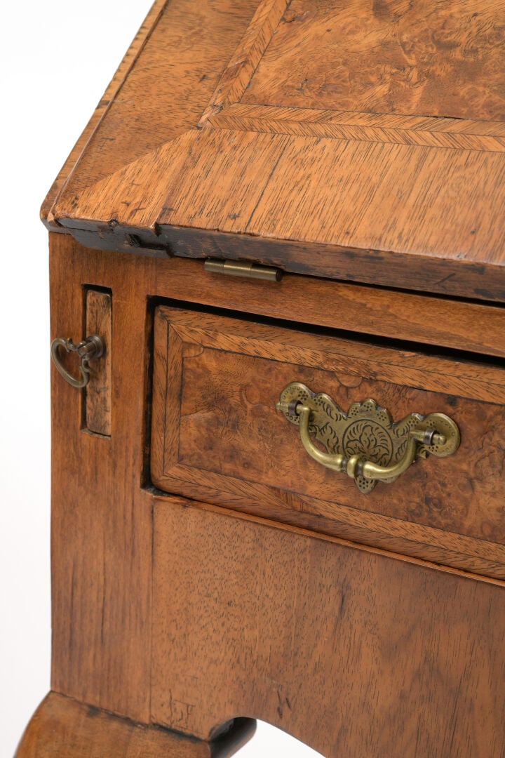 Petit bureau de pente en noyer et placage de loupe ouvrant à un abattant découv…