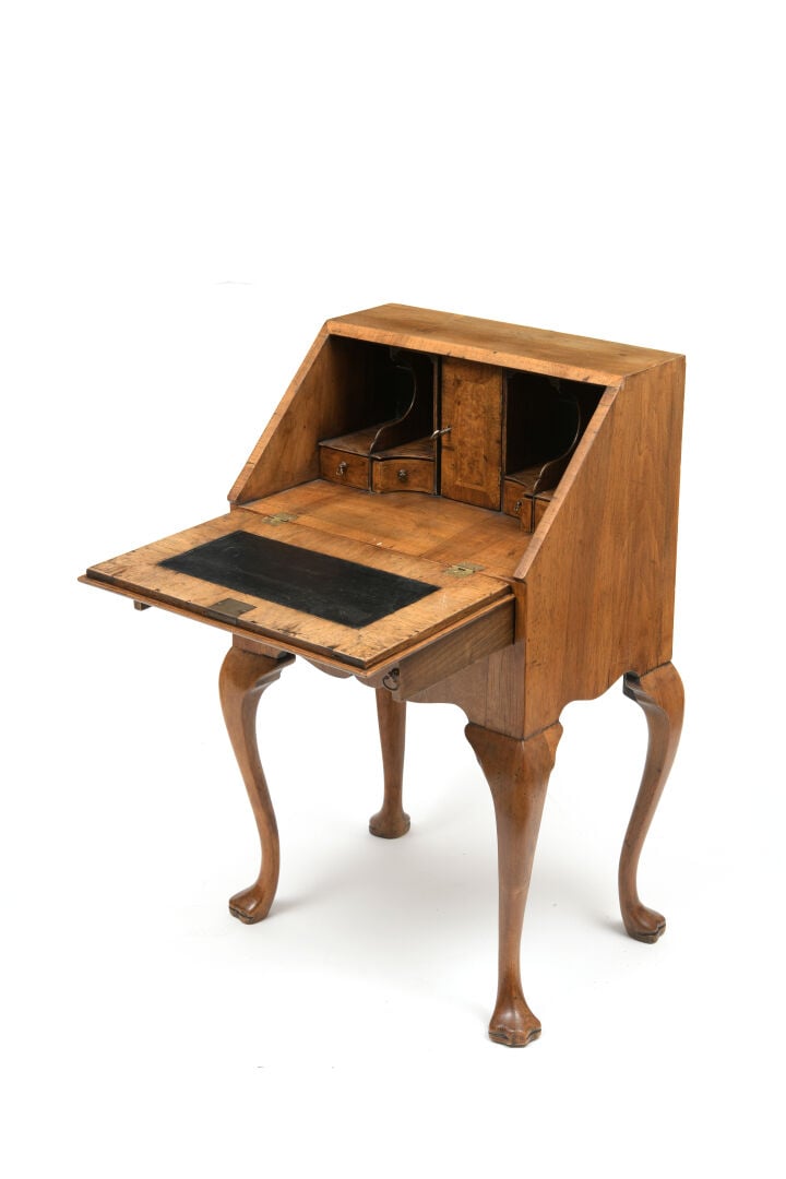 Petit bureau de pente en noyer et placage de loupe ouvrant à un abattant découv…