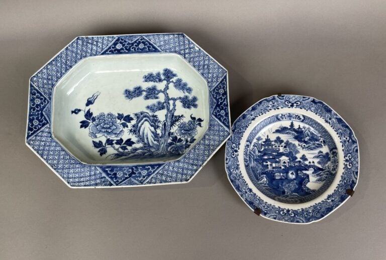 PLAT en porcelaine bleu/blanc à décor de pins et de fleurs de chrysanthèmes (35…