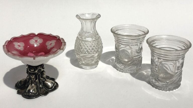 Quatre objets en cristal : - 1°/ Une paire de petits gobelets en cristal taille…