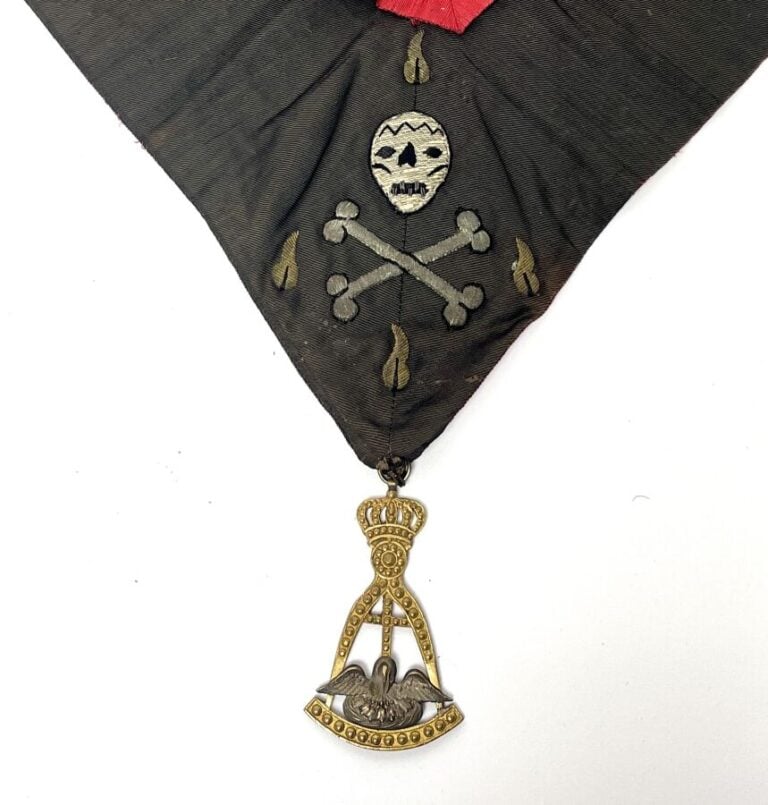 Sautoir ou CAMAIL de chevalier rose-croix bridé du pélican à la croix . XIXème…