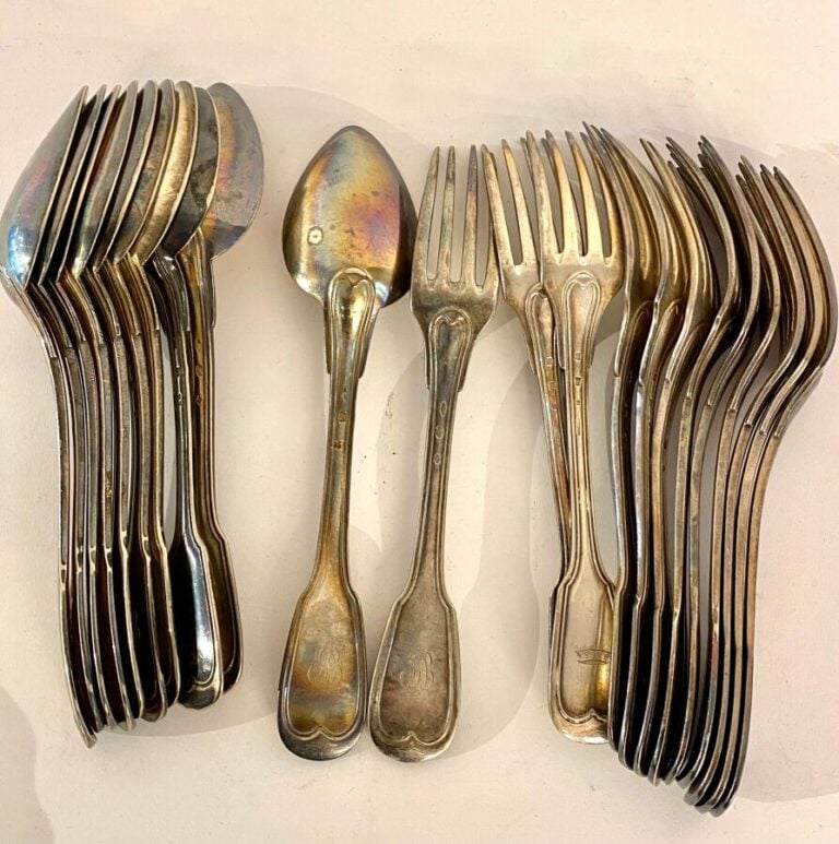 Série comprenant : 8 grandes cuillères et 8 grandes fourchettes monogrammées DB…