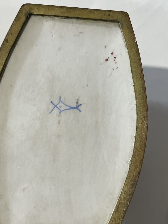 SEVRES. FLACON couvert en porcelaine émaillée polychrome à décor de paniers fle…