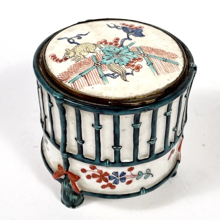 SEVRES. FLACON couvert en porcelaine émaillée polychrome à décor de paniers fle…