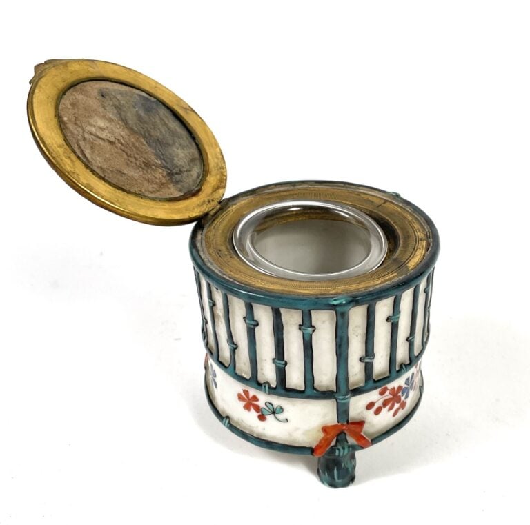 SEVRES. FLACON couvert en porcelaine émaillée polychrome à décor de paniers fle…