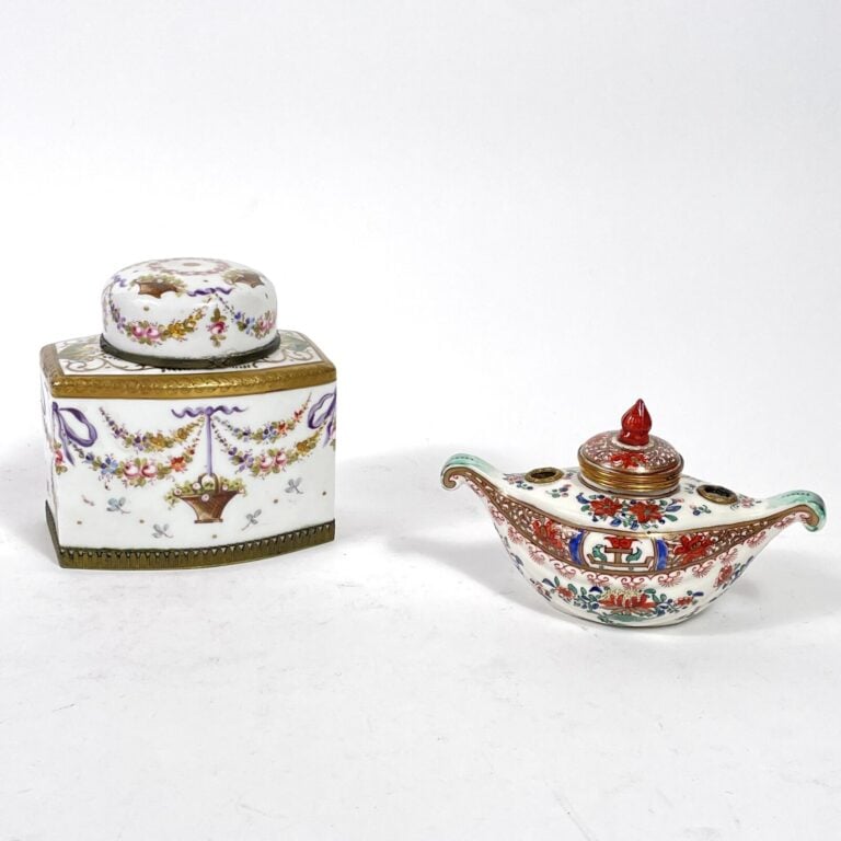 SEVRES. FLACON couvert en porcelaine émaillée polychrome à décor de paniers fle…