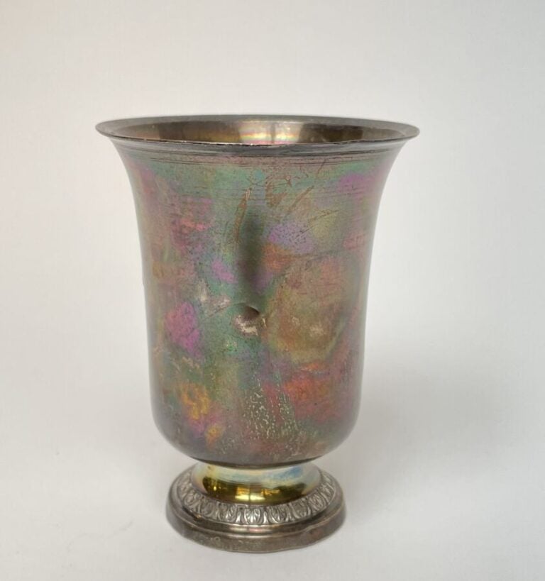 TIMBALE en argent uni (950 ‰) sur piédouche à motif de palmettes. - Orfèvre : T…