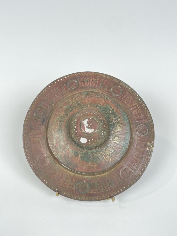 Umbo de bouclier et élément de porte Bronze à décor gravé Iran, circa XIIe sièc…