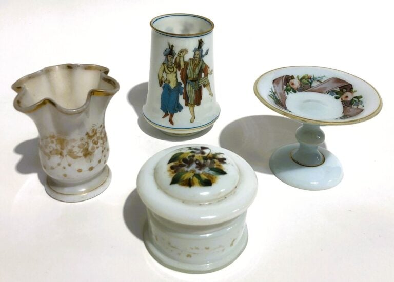 Un flacon et un bougeoir : - 1°/ Un flacon décagonal à piédouche rose en porcel…