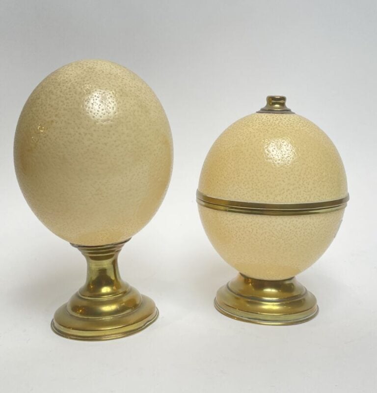 Un OEUF d'autruche monté et un autre formant boîte (22 et 18 cm) - - Lot à reti…