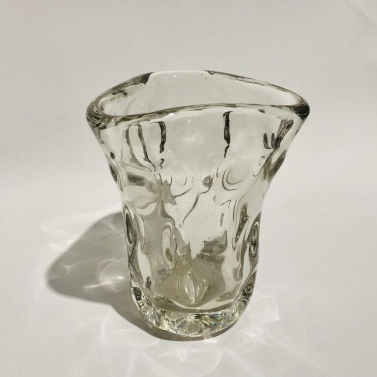 Vase balustre à base carrée en cristal taillé à pointes de diamant et côtes pla…