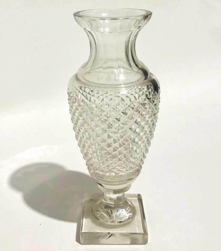 Vase balustre à base carrée en cristal taillé à pointes de diamant et côtes pla…