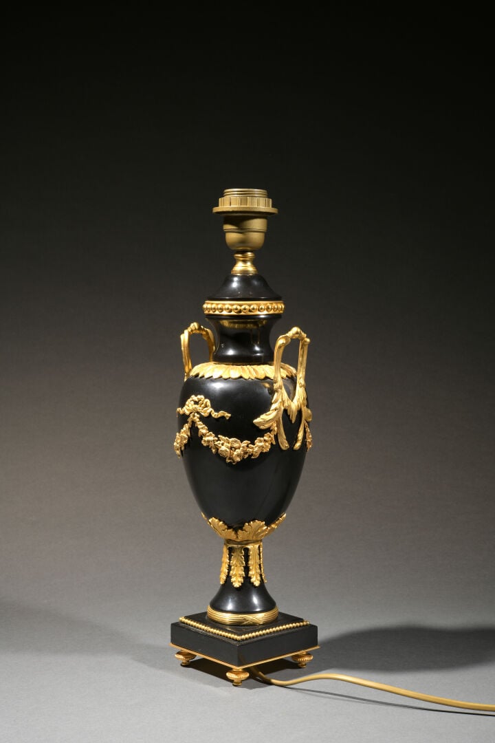 Vase balustre couvert en marbre noir, le corps flanqué de chaque côté d'anses f…