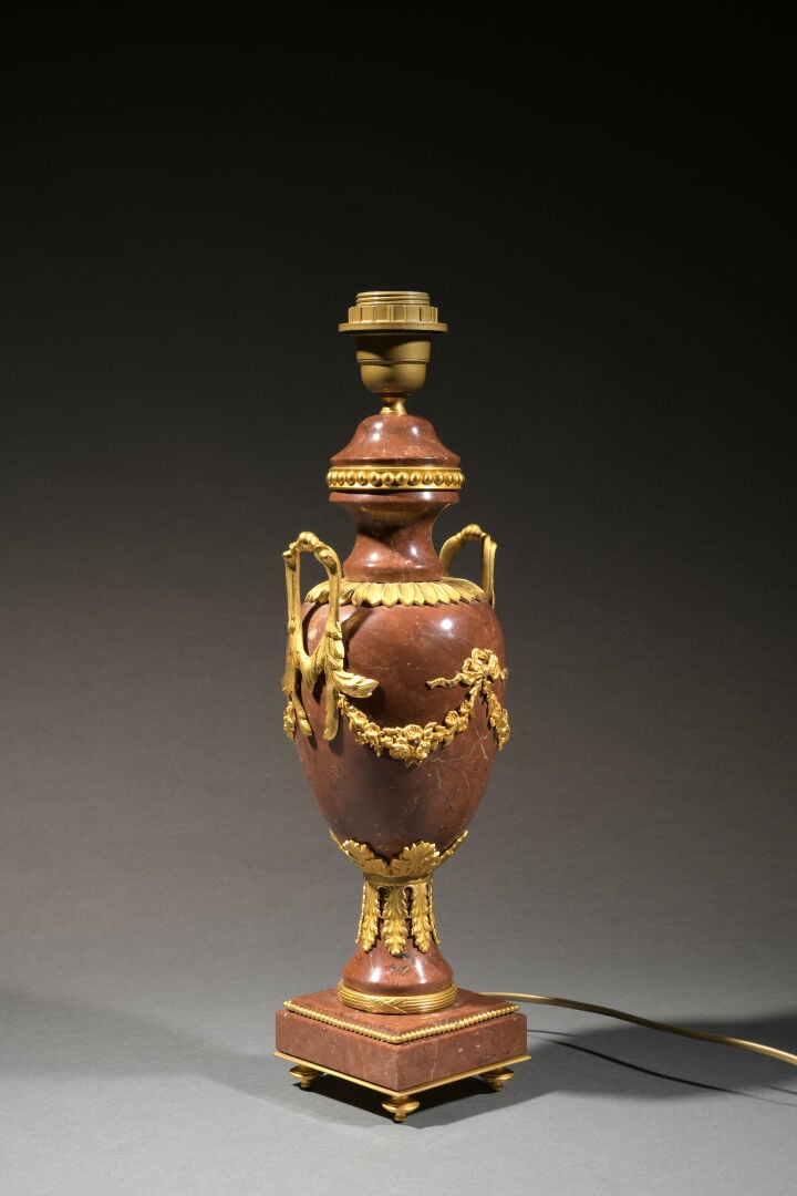 Vase balustre couvert en marbre rouge veiné, le corps flanqué de chaque côté d'…