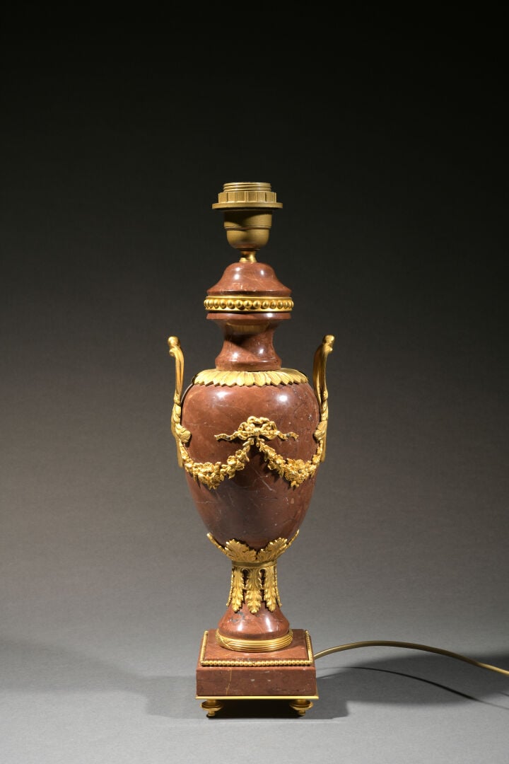 Vase balustre couvert en marbre rouge veiné, le corps flanqué de chaque côté d'…