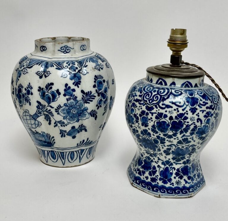 VASE monté en lampe en faïence de Delft blanche, on joint un VASE Delft à décor…