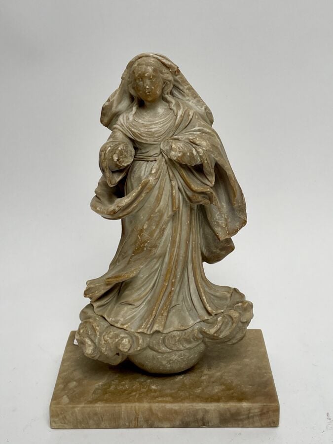 VIERGE en pierre savon - Hauteur : 27 cm - - Lot à retirer à : - Boisgirard-Ant…