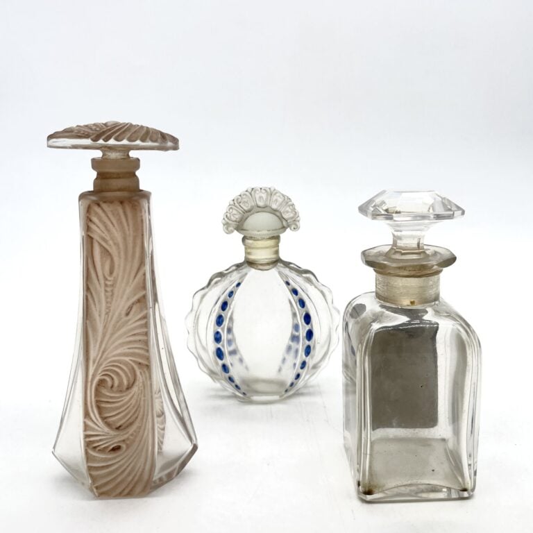 3 flacons, (1910), dont : - - 2 flacons sans nom, J. Viard, (1920), dont un fla…