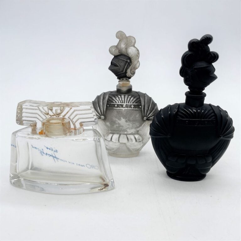 3 flacons, (1923), 1 flacon en verre noir et 1 flacon en verre transparent, à b…