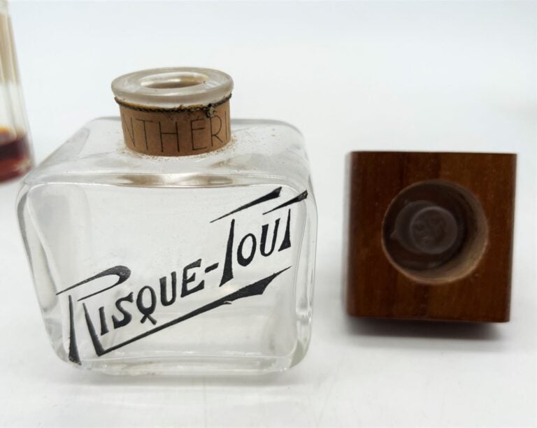 3 flacons, (1935), dont : - - "Callisté", flacon en verre noir, avec son couvre…