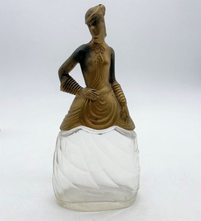 3 flacons : - - HATTIE CARNEGIE, "Modèle", (1938), blanc à rehauts or, H. 9 cm…