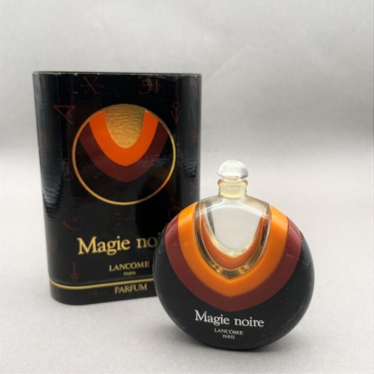 4 flacons contemporains : - - - LANCOME, "Magie noire", dans sa boite d'origine…
