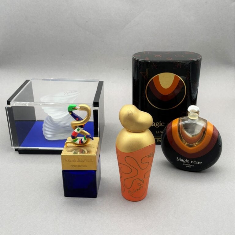 4 flacons contemporains : - - - LANCOME, "Magie noire", dans sa boite d'origine…