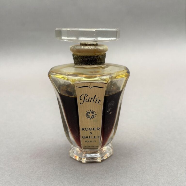 4 flacons : - - - JEAN D'HENNERY Paris, "JASMY", (1960), flacon en verre blanc…